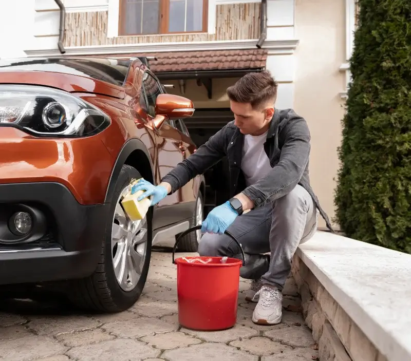 Lavage auto à domicile Font-Romeu-Odeillo-Via : professionnel intervenant sur un véhicule